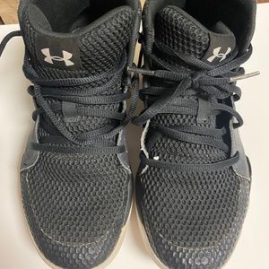 Under Armor Basketball Shoes- Youth 5